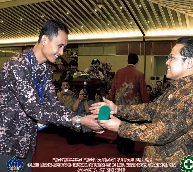 Penyerahan penghargaan K3 dan SMK3
